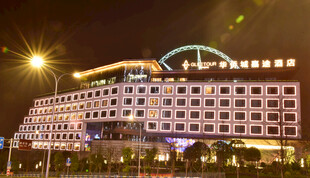 夜晚灯火辉煌的大型建筑