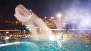 水上乐园夜间精彩表演