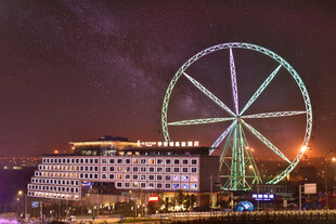 城市夜景中的璀璨摩天轮