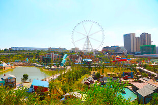 城市中的多彩游乐园景观