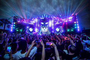 热闹的户外音乐节现场