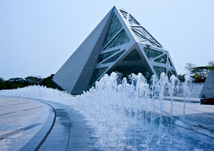 现代建筑旁的喷泉景观