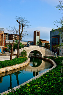 中式拱桥下的城市水景