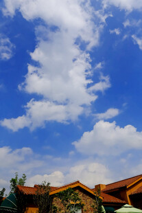 蓝天之下的红瓦屋顶