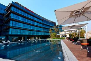 现代建筑旁的户外泳池