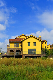 田园旁的黄色精美别墅