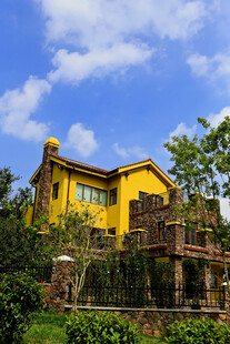 山间黄宅 自然环绕美景