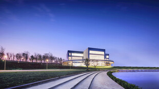 现代建筑旁的道路与水景