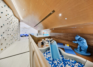 室内儿童游乐区欢乐场景