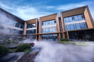 现代建筑前的雾化景观