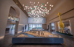 现代风格大厅内的精致模型