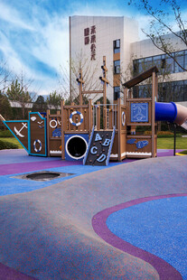多彩户外儿童游乐设施场景
