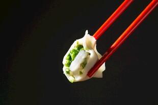 筷子夹起的美味饺子