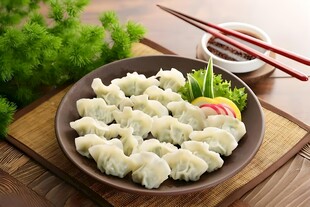 美味饺子摆放在木盘上