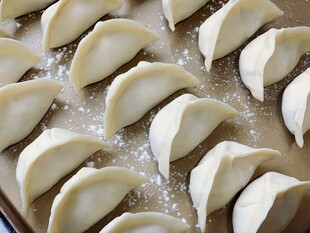 整齐摆放的手工饺子