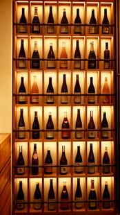 整齐排列的酒瓶展示架