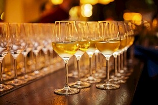 排列整齐的精美高脚酒杯