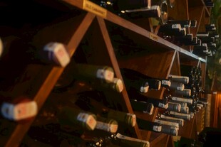 酒架上排列整齐的葡萄酒瓶