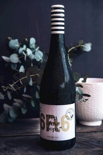 日式清酒摆拍静物图