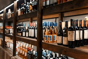 酒架上琳琅满目的葡萄酒