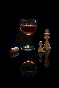 红酒与棋子的静谧组合