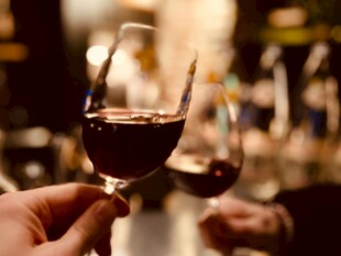 举杯共赏红酒之美