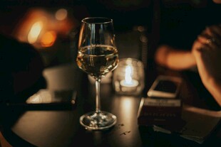 酒吧中的高脚杯与烛光