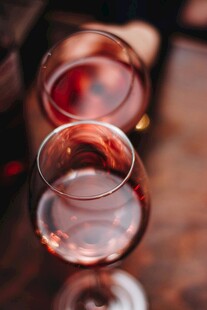 两杯红酒置于木桌之上