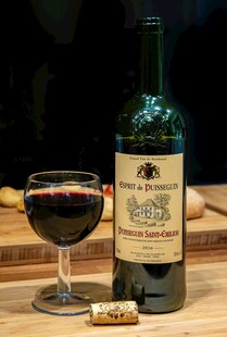 瓶装红酒与一杯斟满的酒
