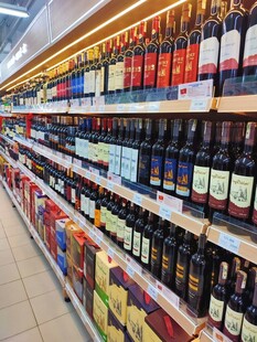 超市内琳琅满目的酒类货架