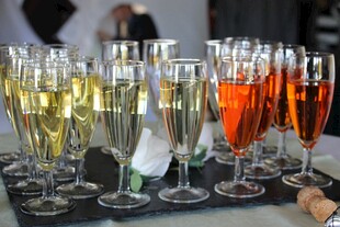 多彩香槟酒杯排列展示