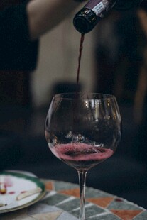 红酒倒入高脚杯的瞬间