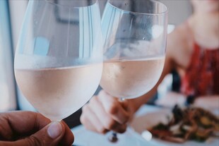 举杯共饮粉色美酒时刻