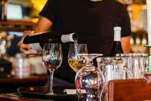 酒吧调酒师倒酒瞬间