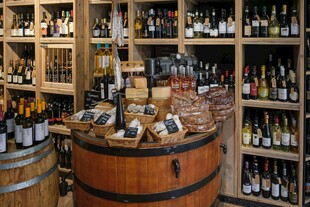 酒窖中的丰富藏酒展示