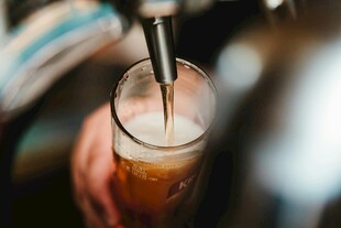 鲜啤正在注入玻璃杯