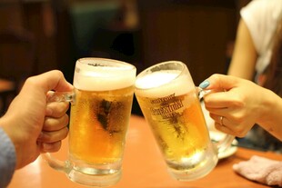 举杯畅饮啤酒时刻