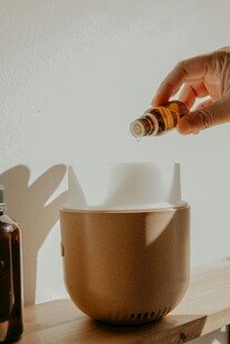 滴入精油至扩香器中