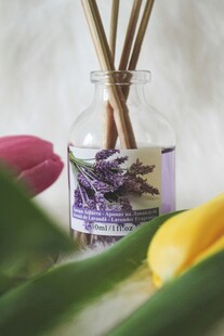 香薰瓶与鲜花的雅致组合