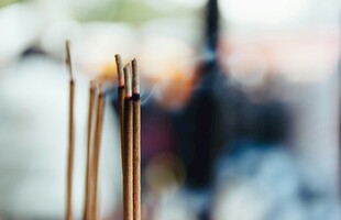 寺庙中燃烧的祈福香