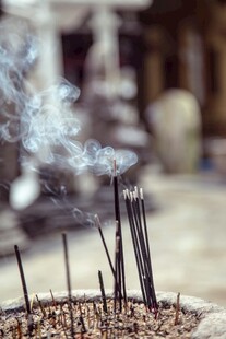 香炉中燃烧的袅袅香
