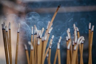 寺庙中燃烧的香