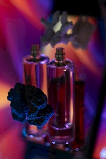 绚丽背景下的精致香水瓶