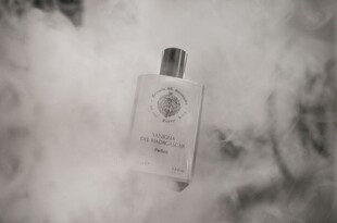 云雾中的精致香水瓶