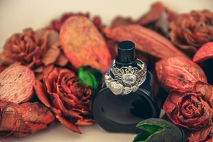 花香环绕的精致香水瓶