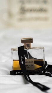 精致香水瓶配黑色丝带