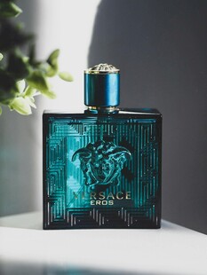 奢华绿瓶香水尽显格调