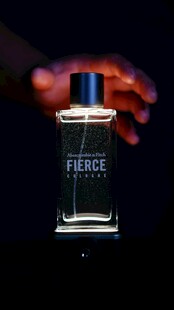 手持展示FIERCE香水