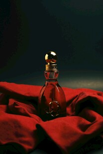 红布上的精致香水瓶