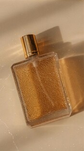 金色方形香水瓶特写
